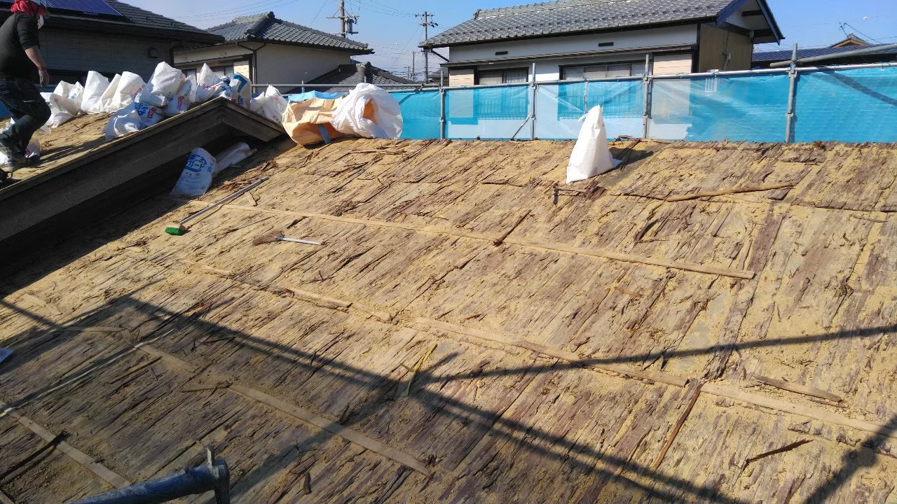 3. 施工中の様子 古い屋根材を剥がします
